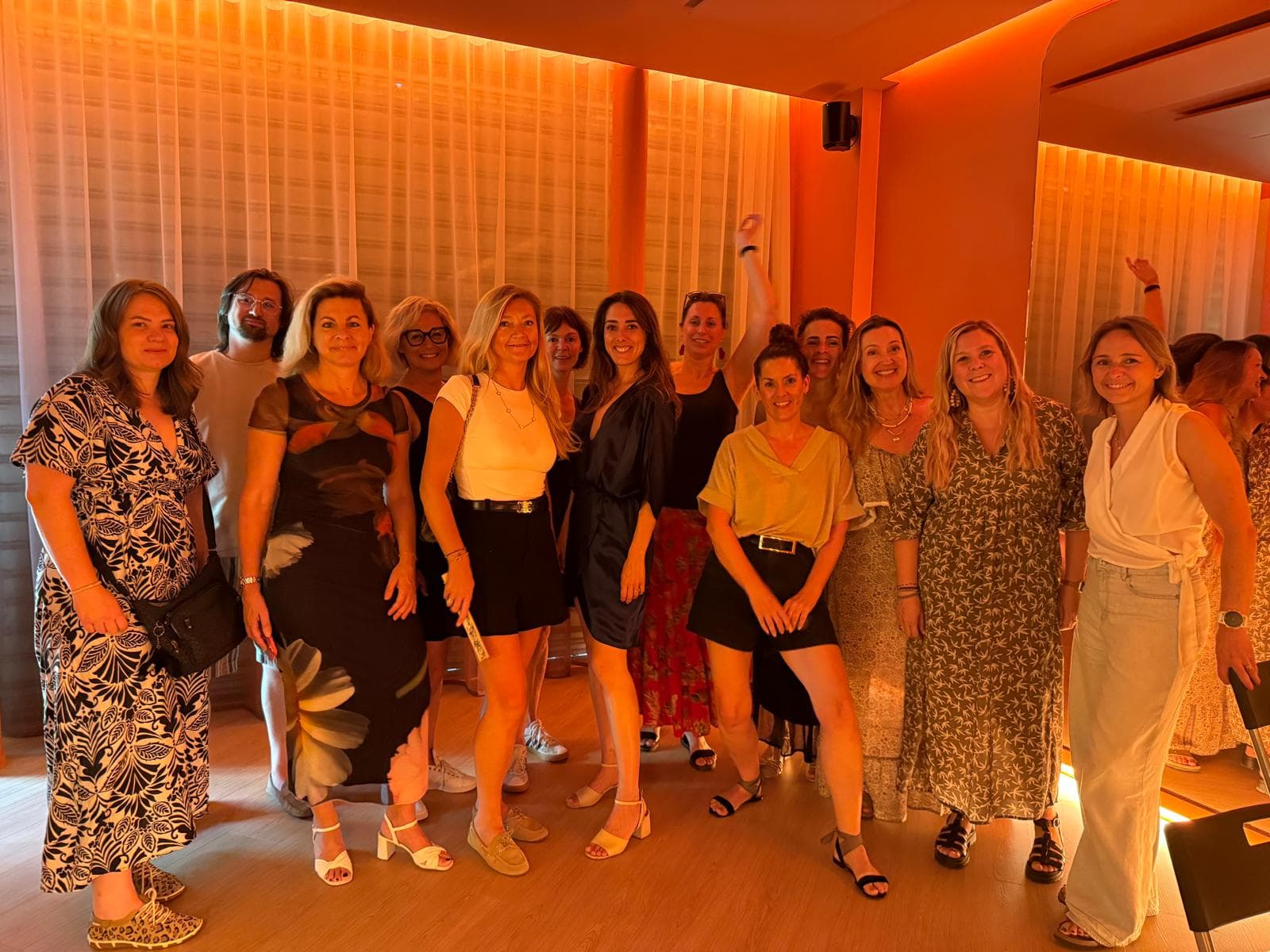Photo de groupe des membres de The Square à la fin d'un dîner
