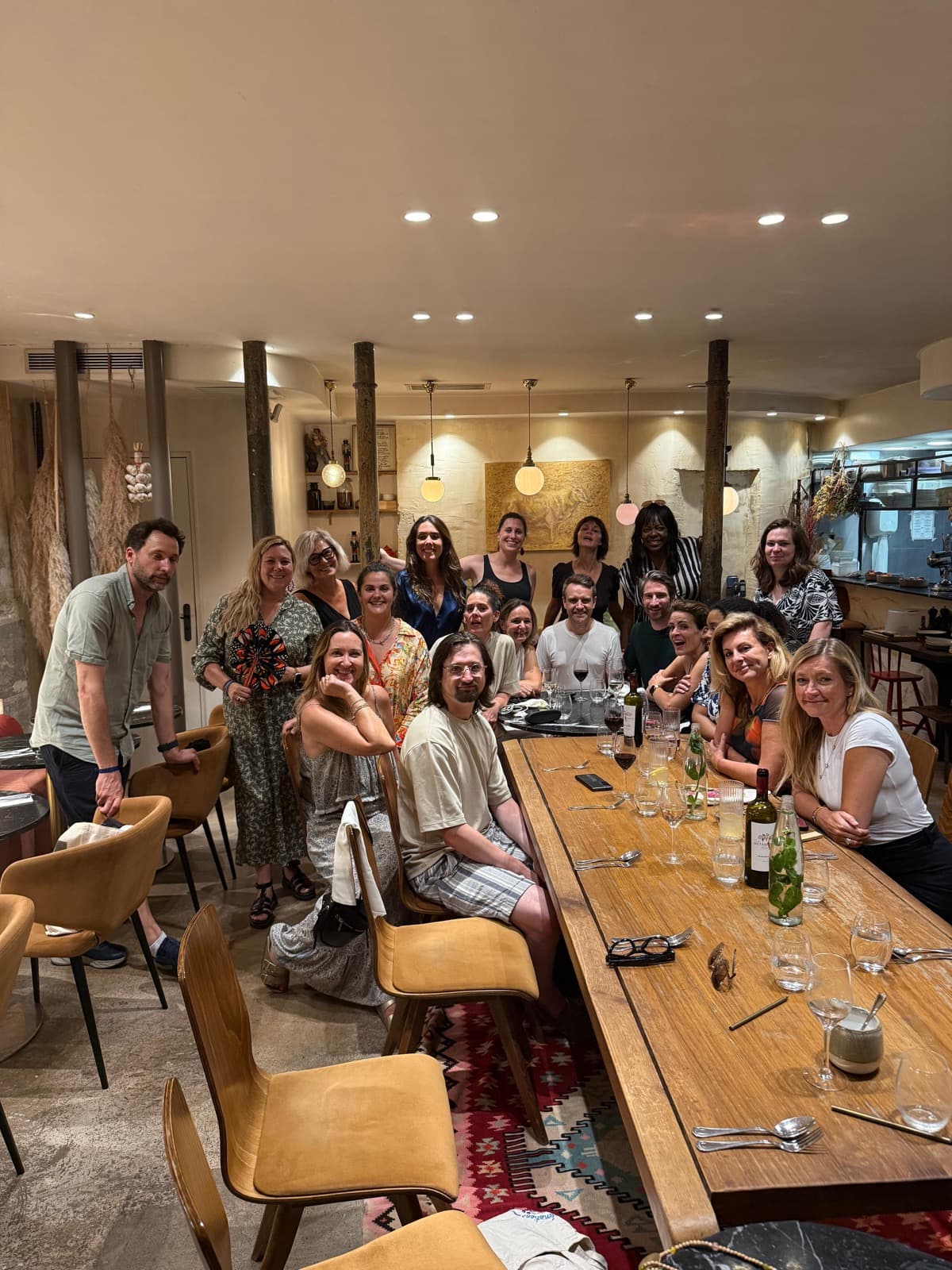 La grande tablée d'un dîner The Square, toute la table tournée vers l'objectif