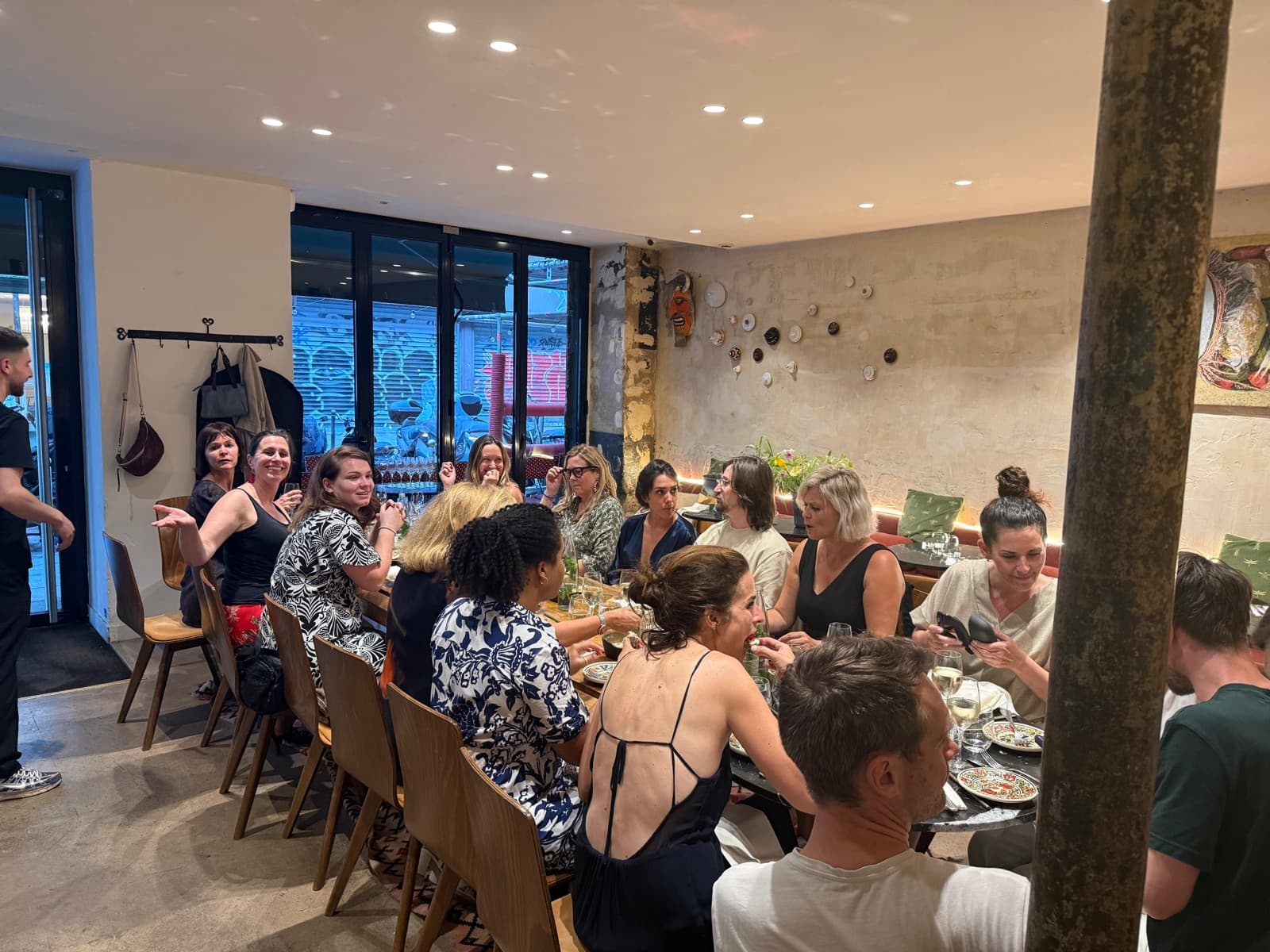 Les membres de The Square attablés lors d'un dîner à Paris, en pleine conversation