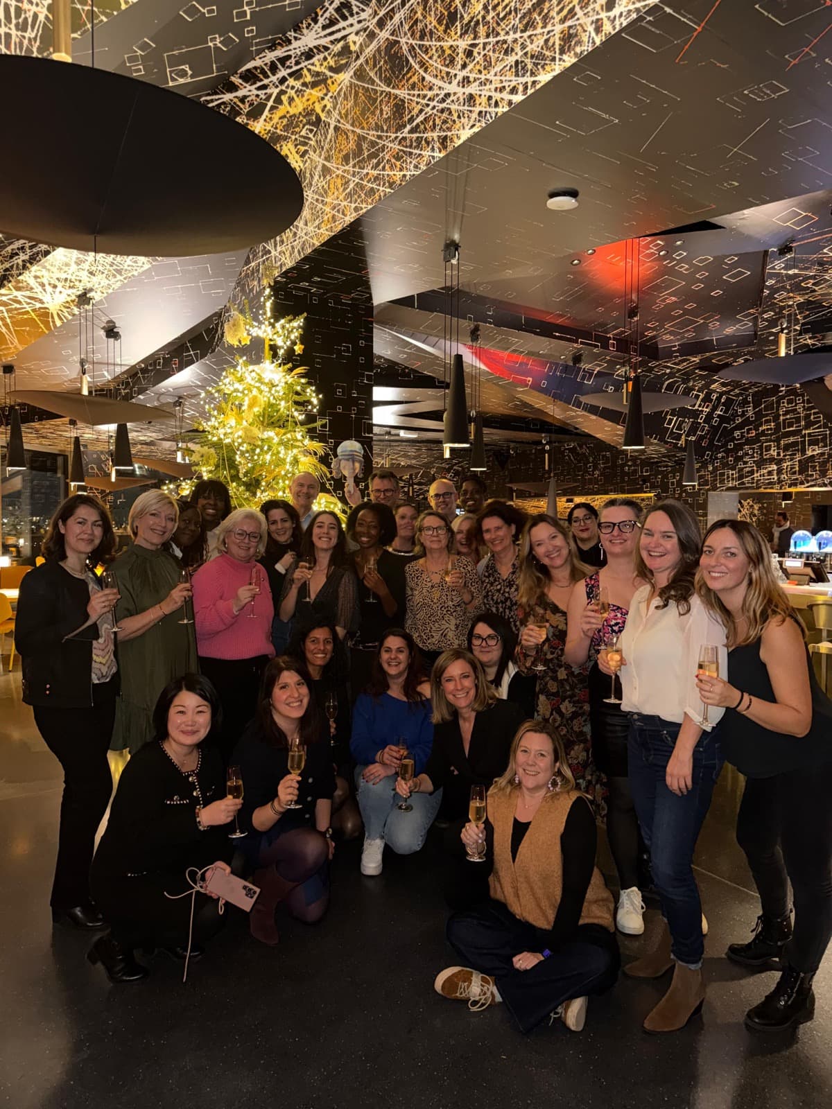 Les membres de The Square trinquent ensemble au dîner de fin d'année