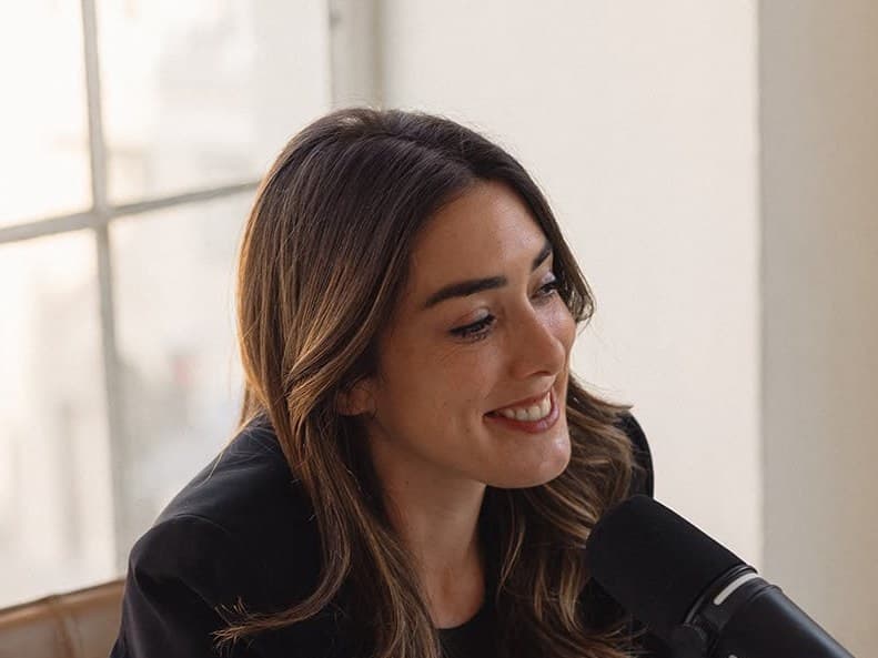 Caroline Mignaux au micro, dans son studio