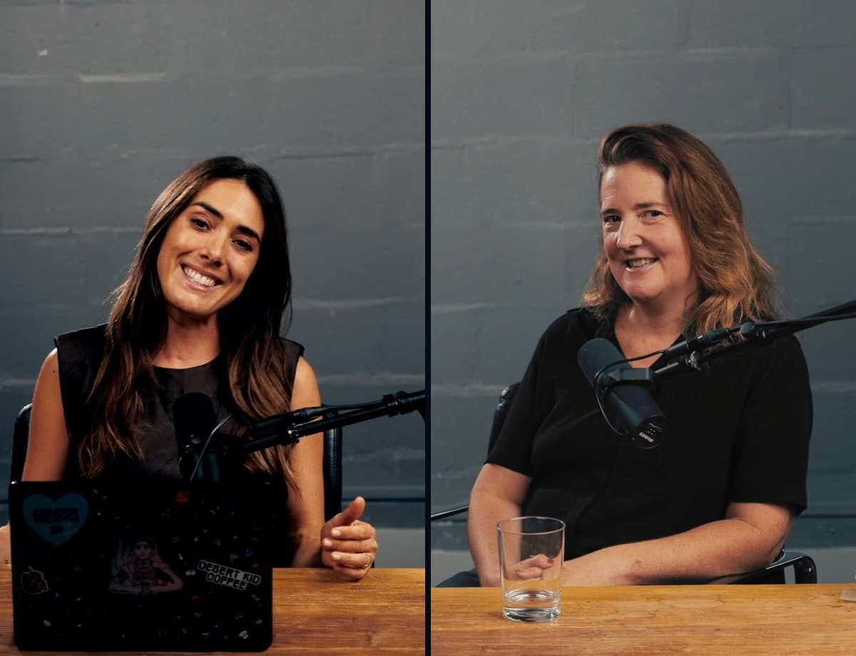 Caroline Mignaux et Madeline Da Silva au micro, dans le studio