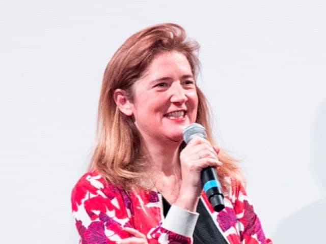 Portrait de Madeline Da Silva, micro en main
