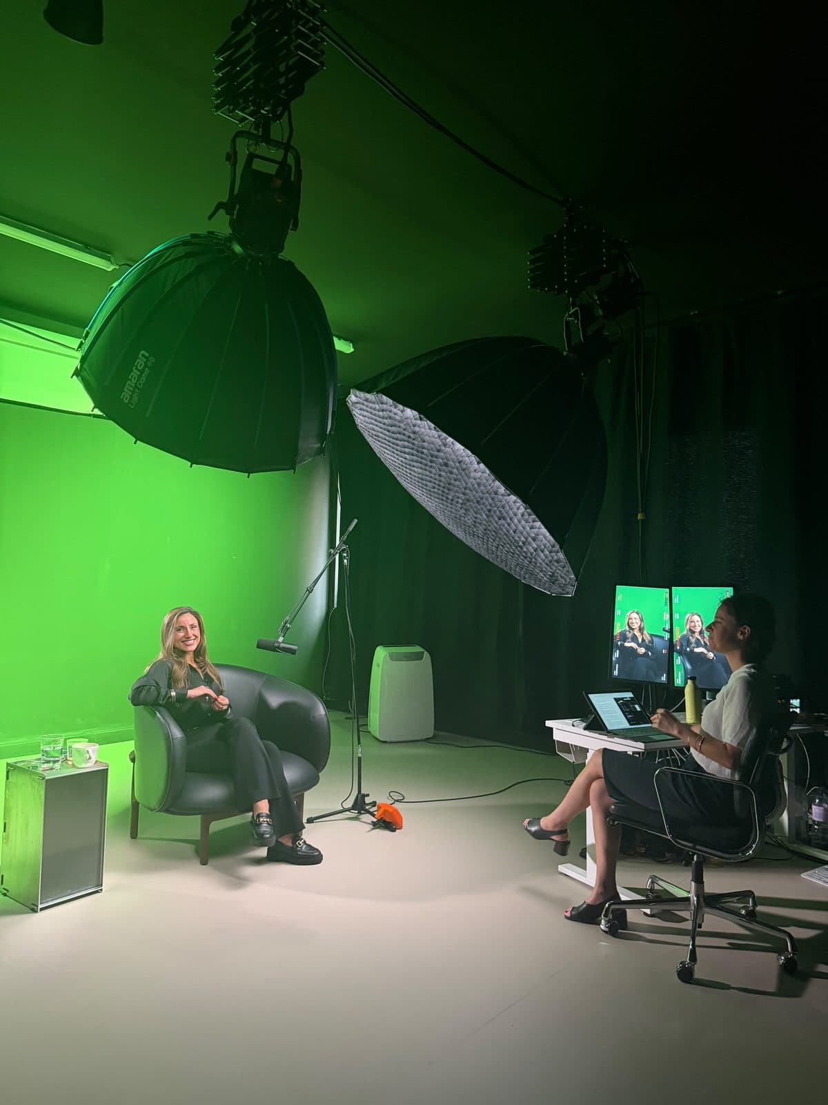 Un tournage dans les studios de Caroline Mignaux, à Paris : fond vert, éclairages et régie